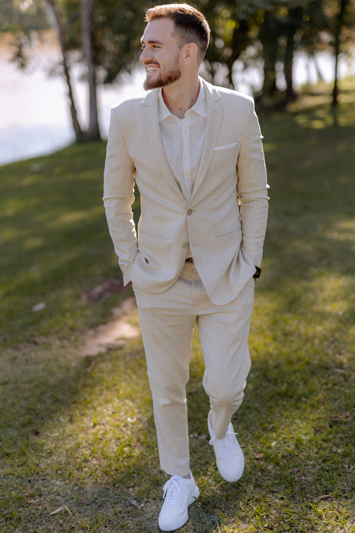 Inspiração de terno do noivo no bege 