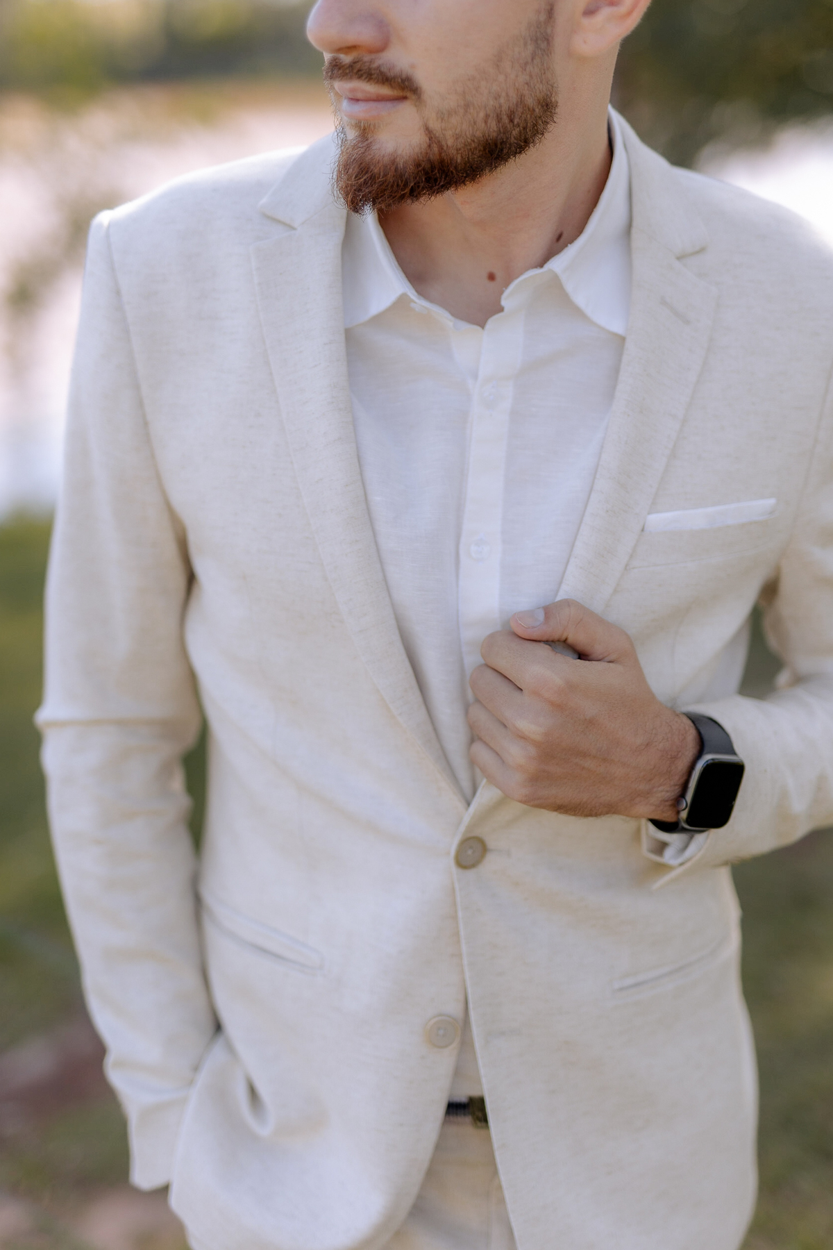 Inspiração de terno do noivo no bege 