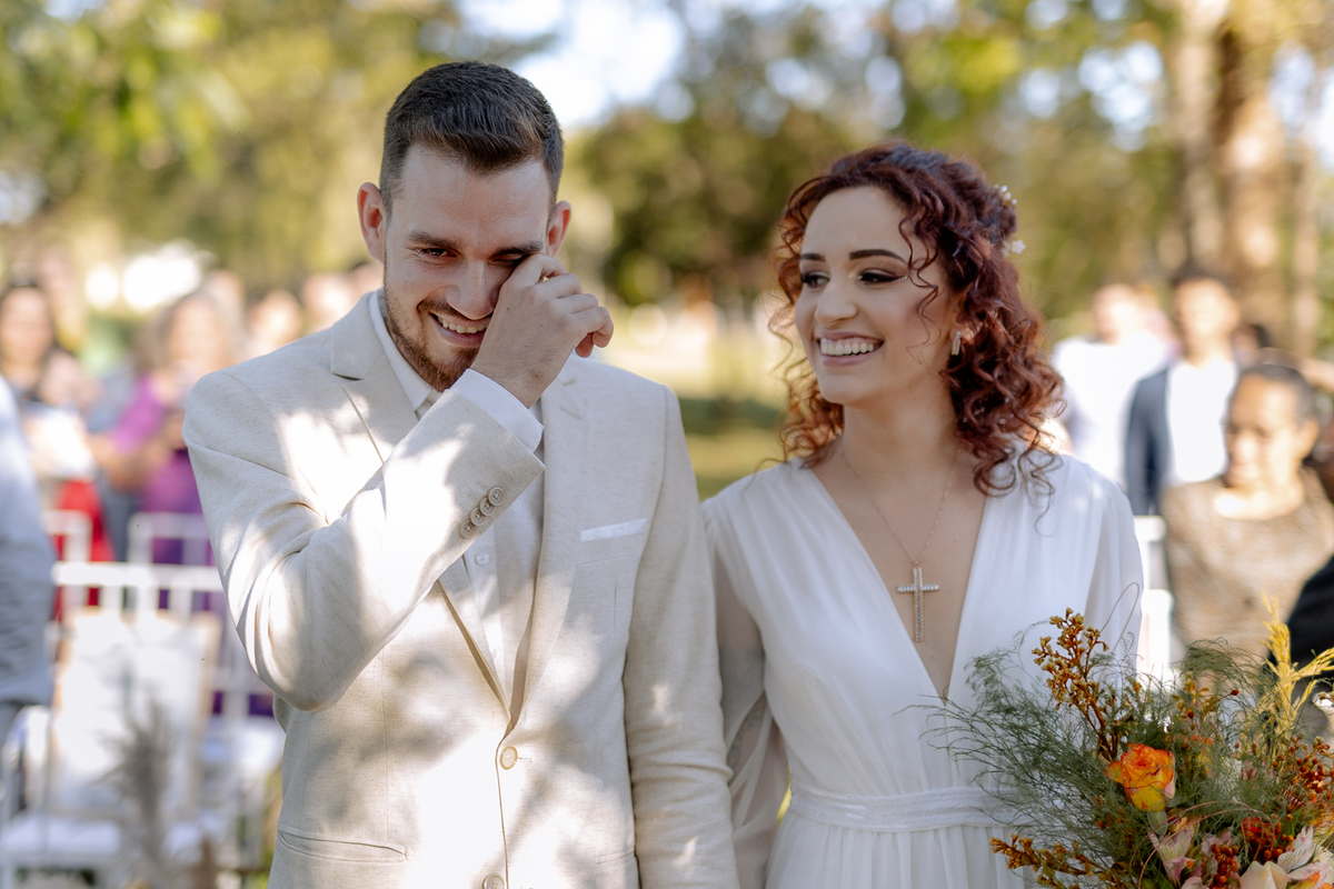 Noivos em momento descontraídos na cerimônia 