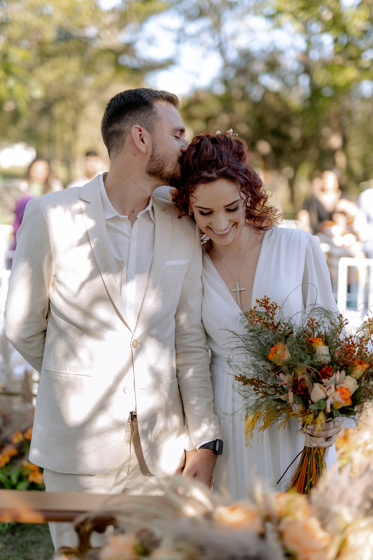 Noivos em momento descontraídos na cerimônia 