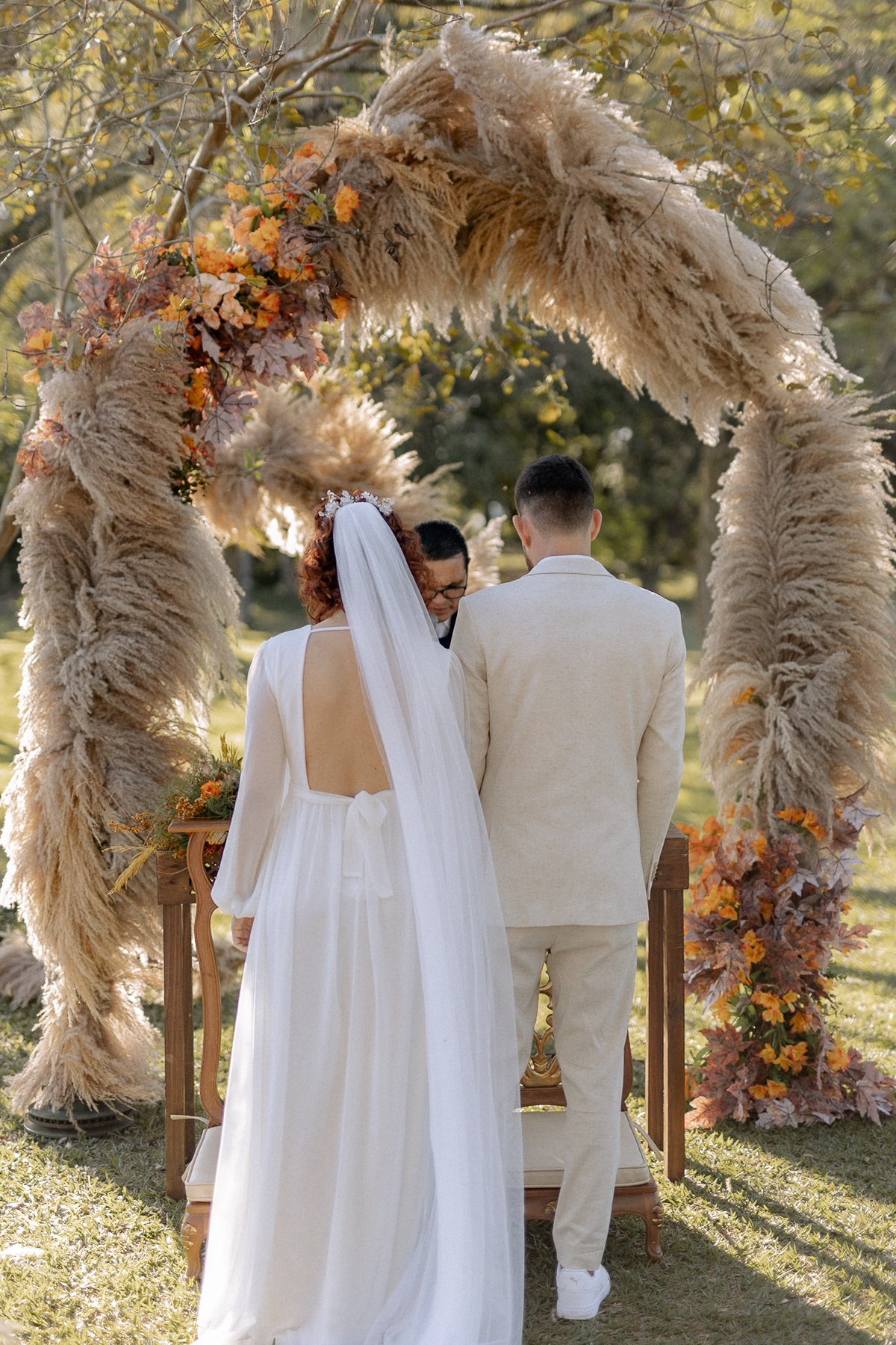 Cerimônia ao ar livre decorada com capim dos pampas 