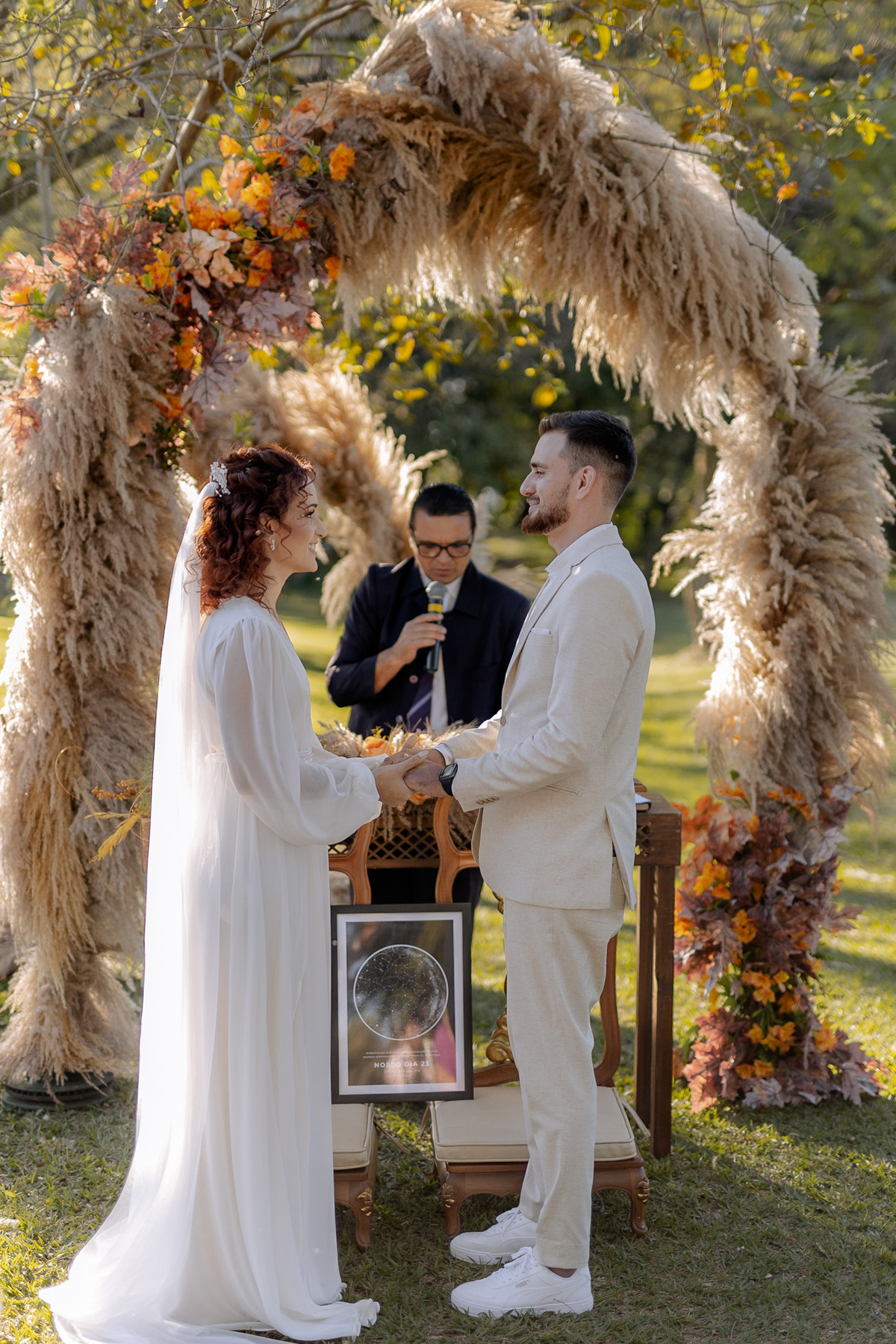 Cerimônia ao ar livre decorada com capim dos pampas 