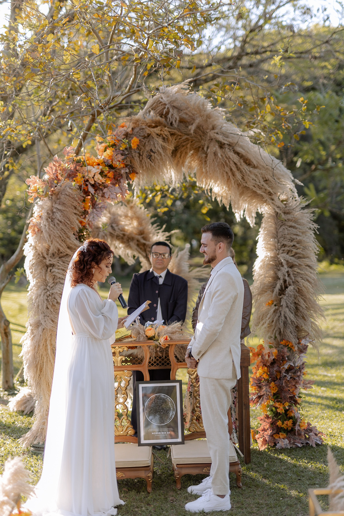 Momento de troca de votos dos noivos em casamento de dia 