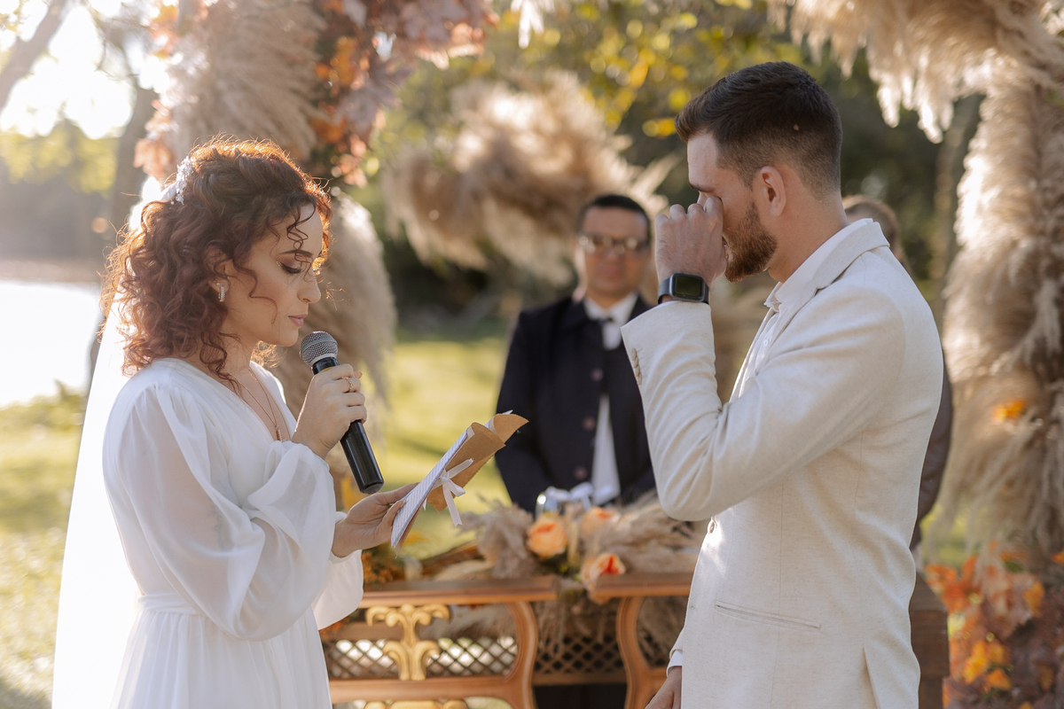 Momento de troca de votos dos noivos em casamento de dia 