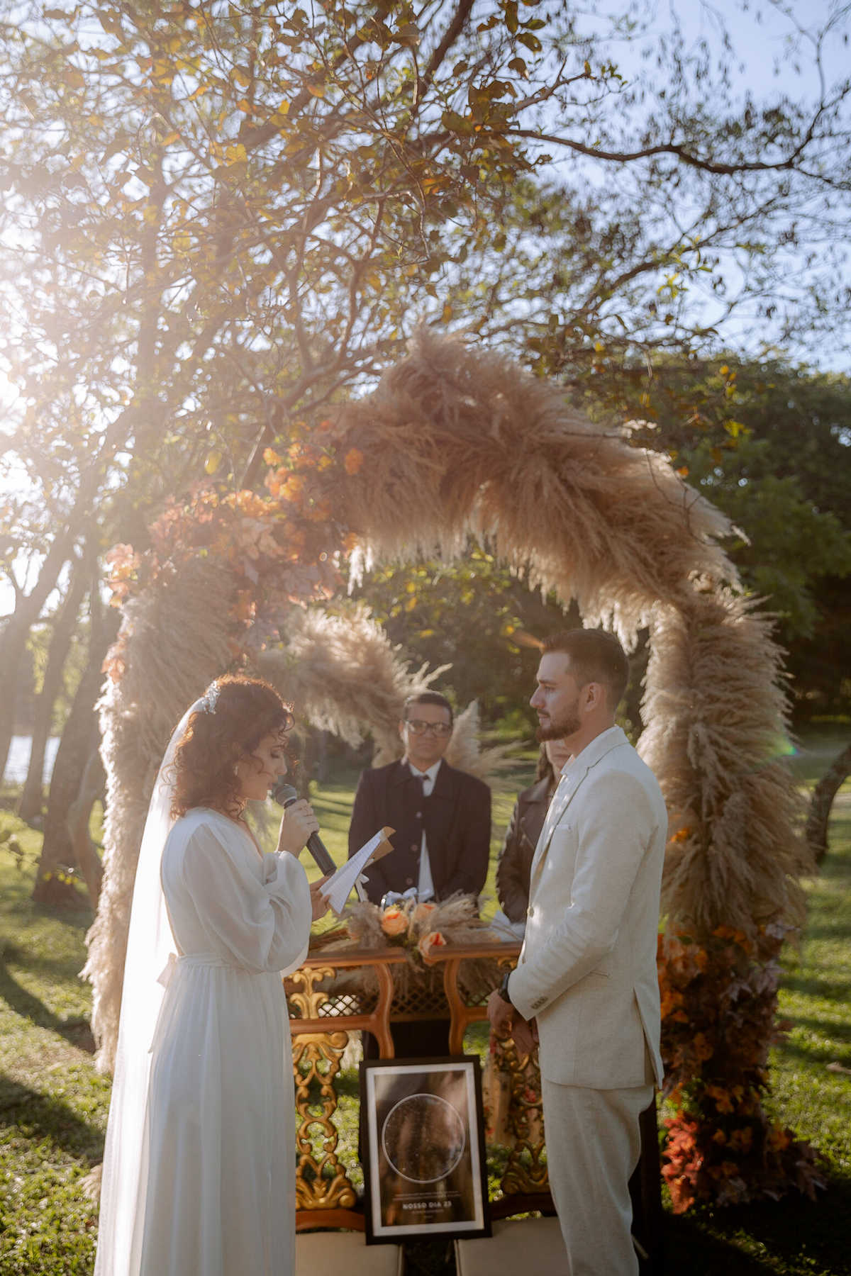 Momento de troca de votos dos noivos em casamento de dia 