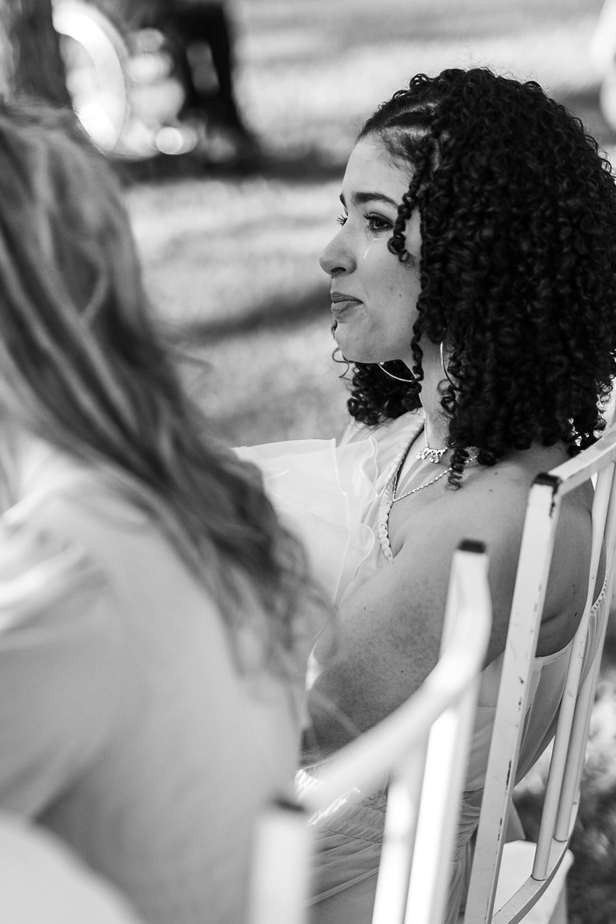 Convidados emocionados na cerimônia de casamento