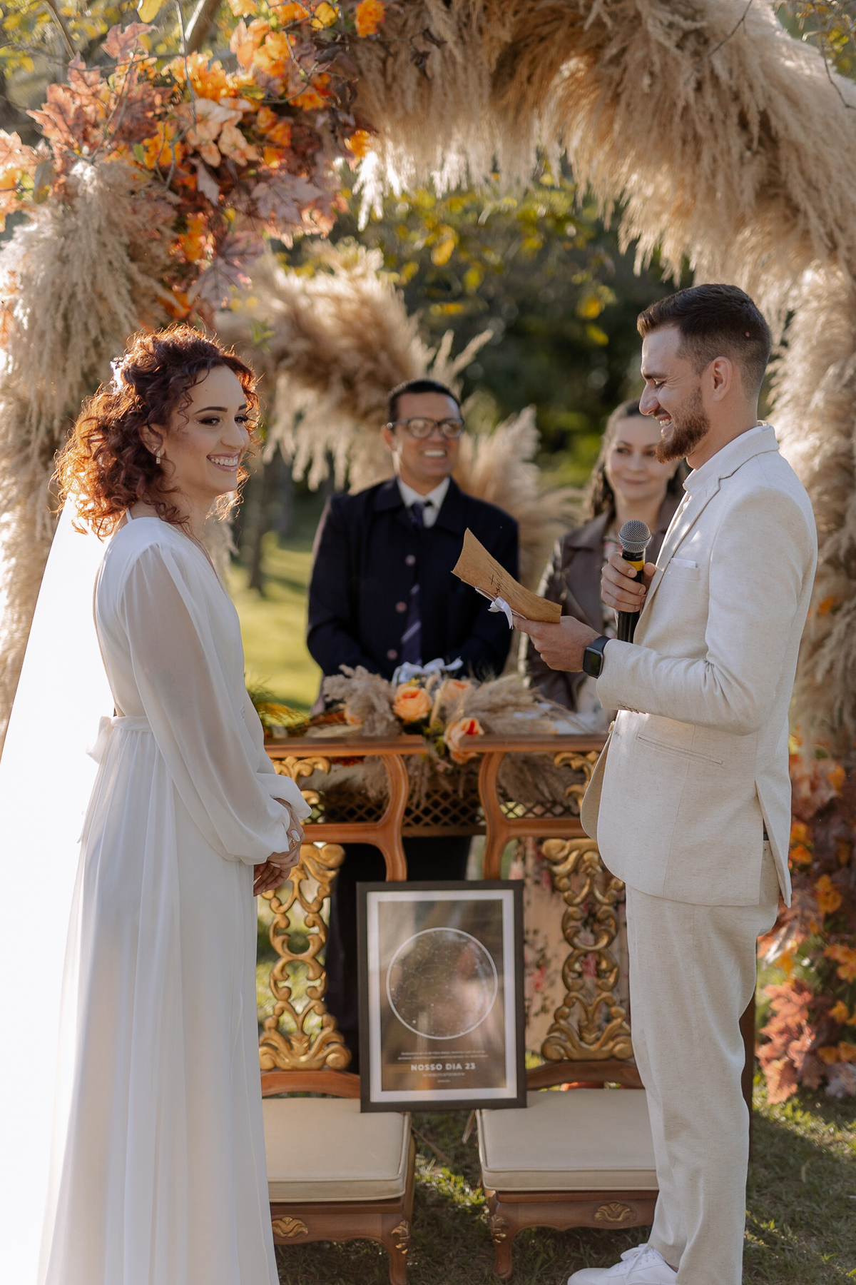 Momento de troca de votos dos noivos em casamento de dia 