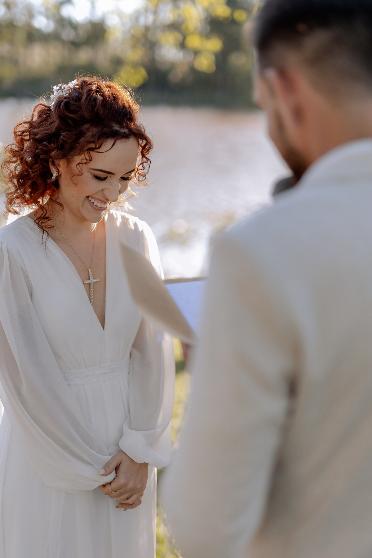 Momento de troca de votos dos noivos em casamento de dia 