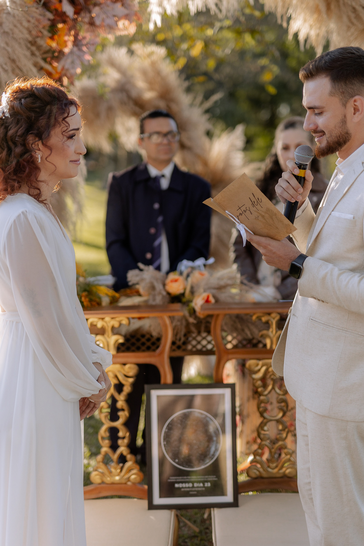 Momento de troca de votos dos noivos em casamento de dia 