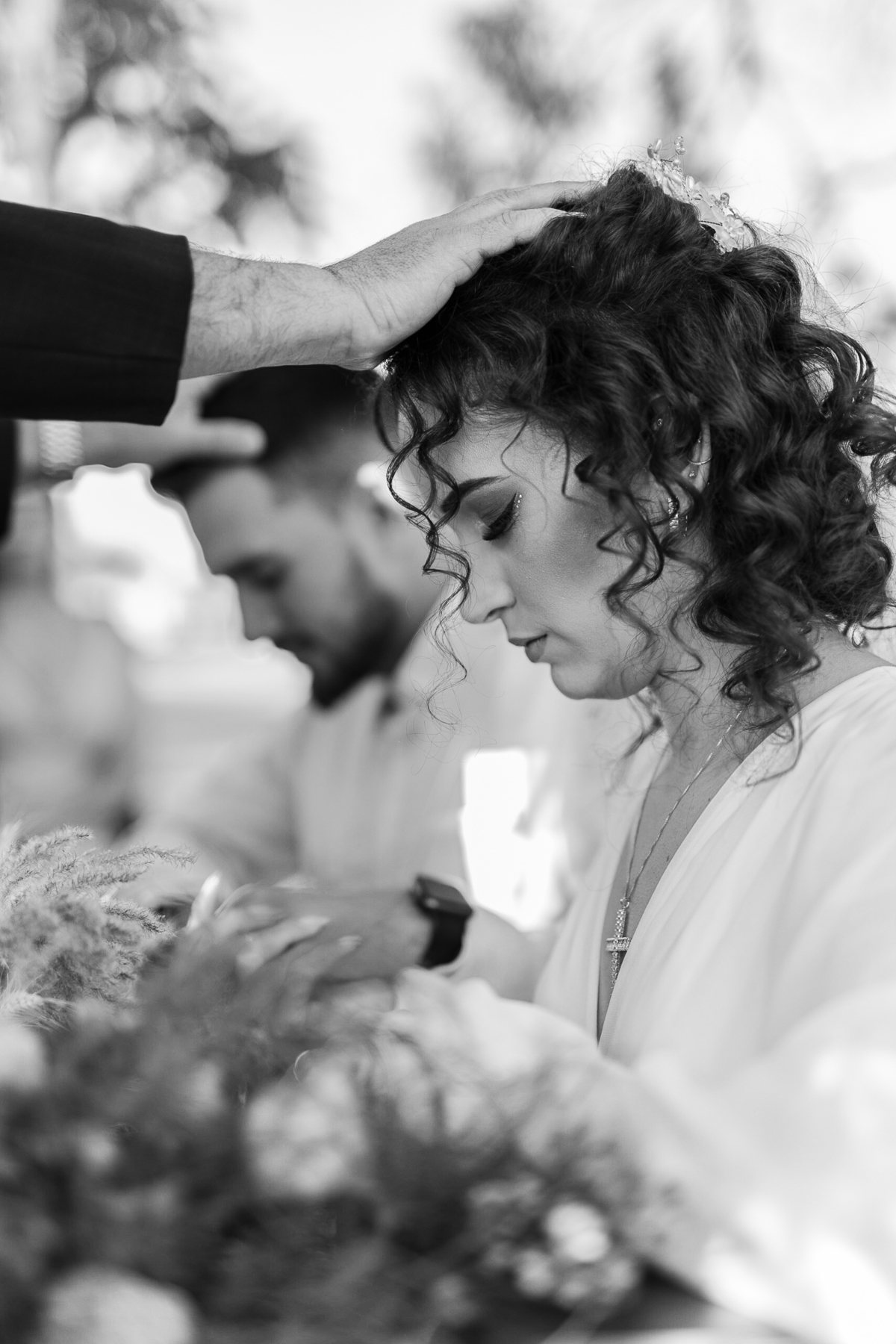 Casal recebendo a benção na cerimônia 
