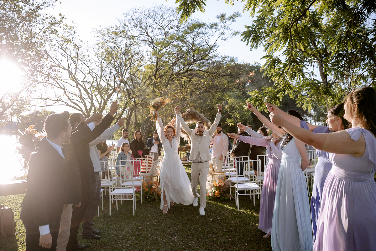 Saída dos noivos com sparkles 