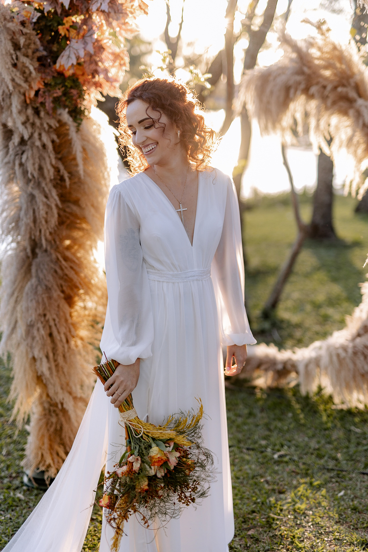 Noiva com vestido fluído de manga longa 