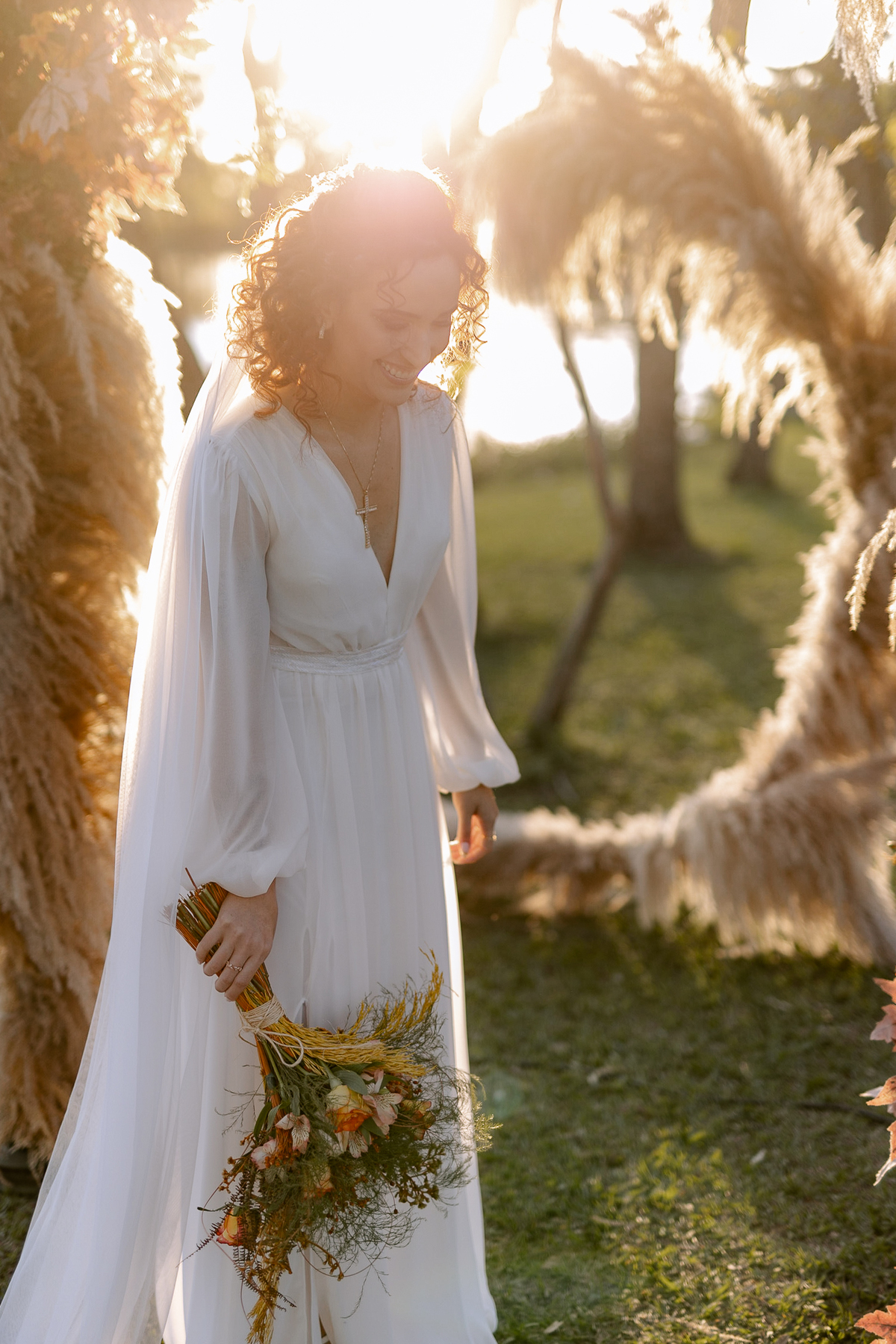 Foto descontraída da noiva em ensaio pós cerimônia ao ar livre 