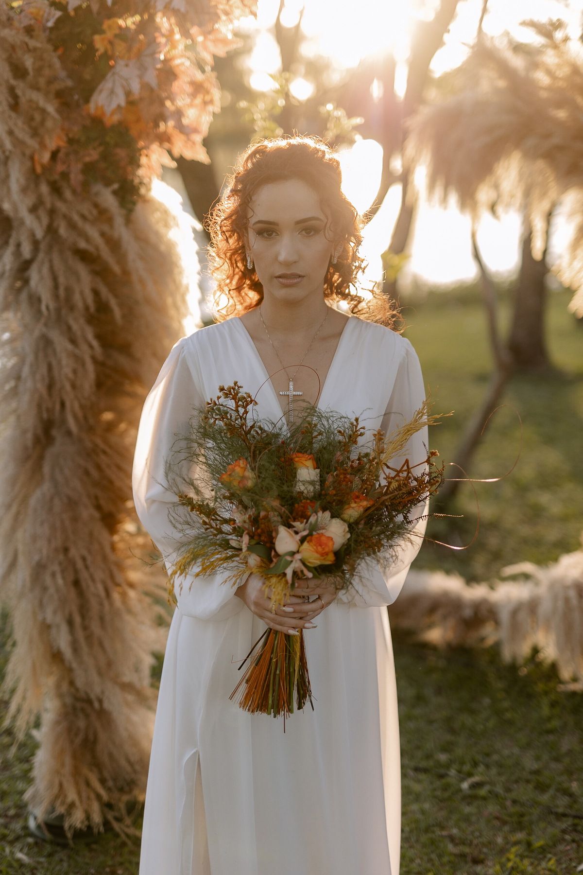 Noiva com vestido fluído e buquê boho chic 