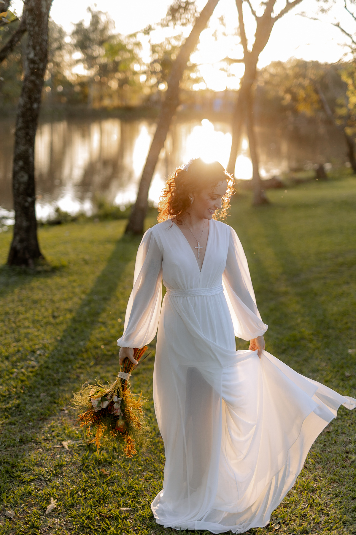 Noiva com vestido fluído 