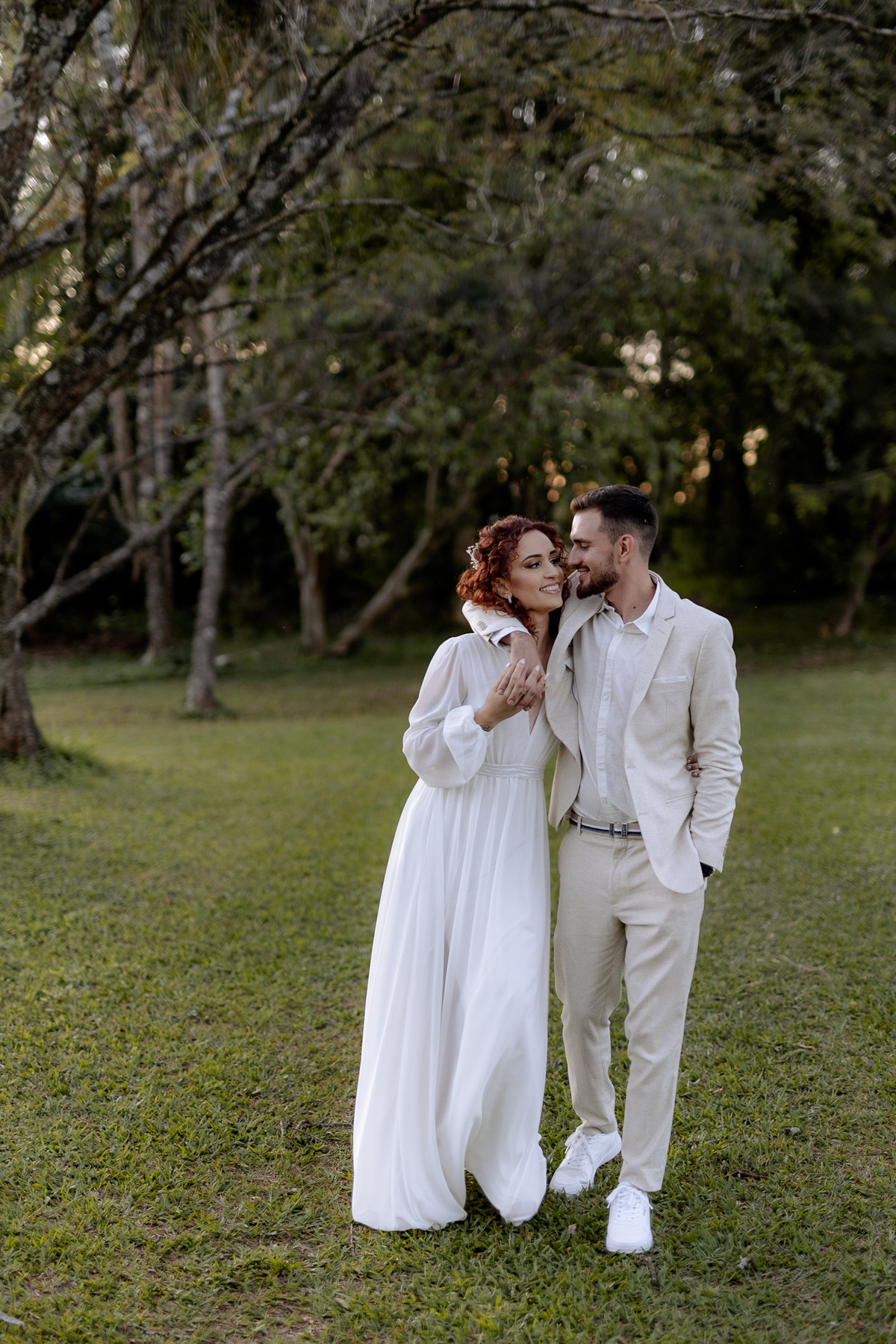 Noivos caminhando em ensaio pós wedding 