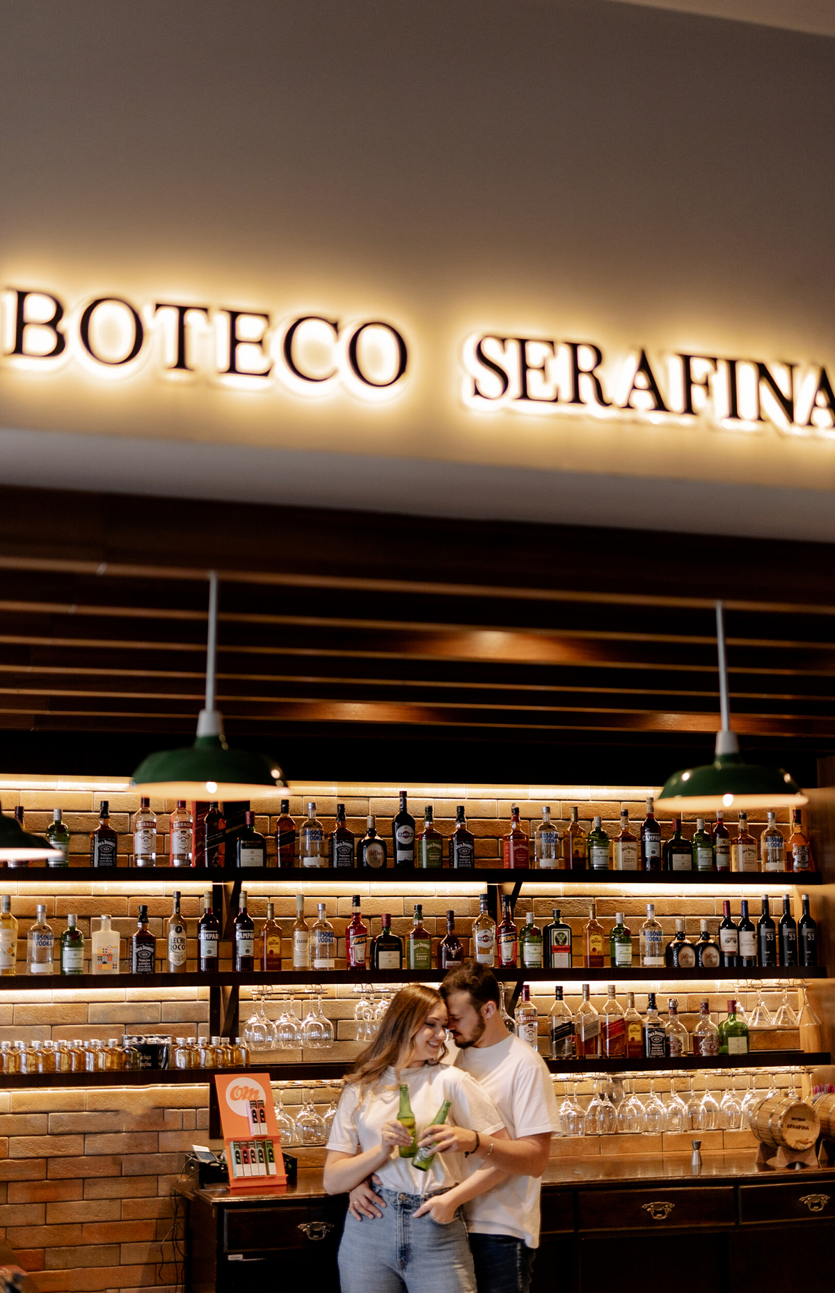 casal em ensaio no bar 