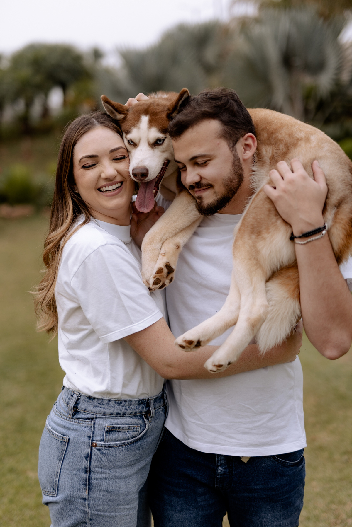 ensaio de casal no campo com cachorro 