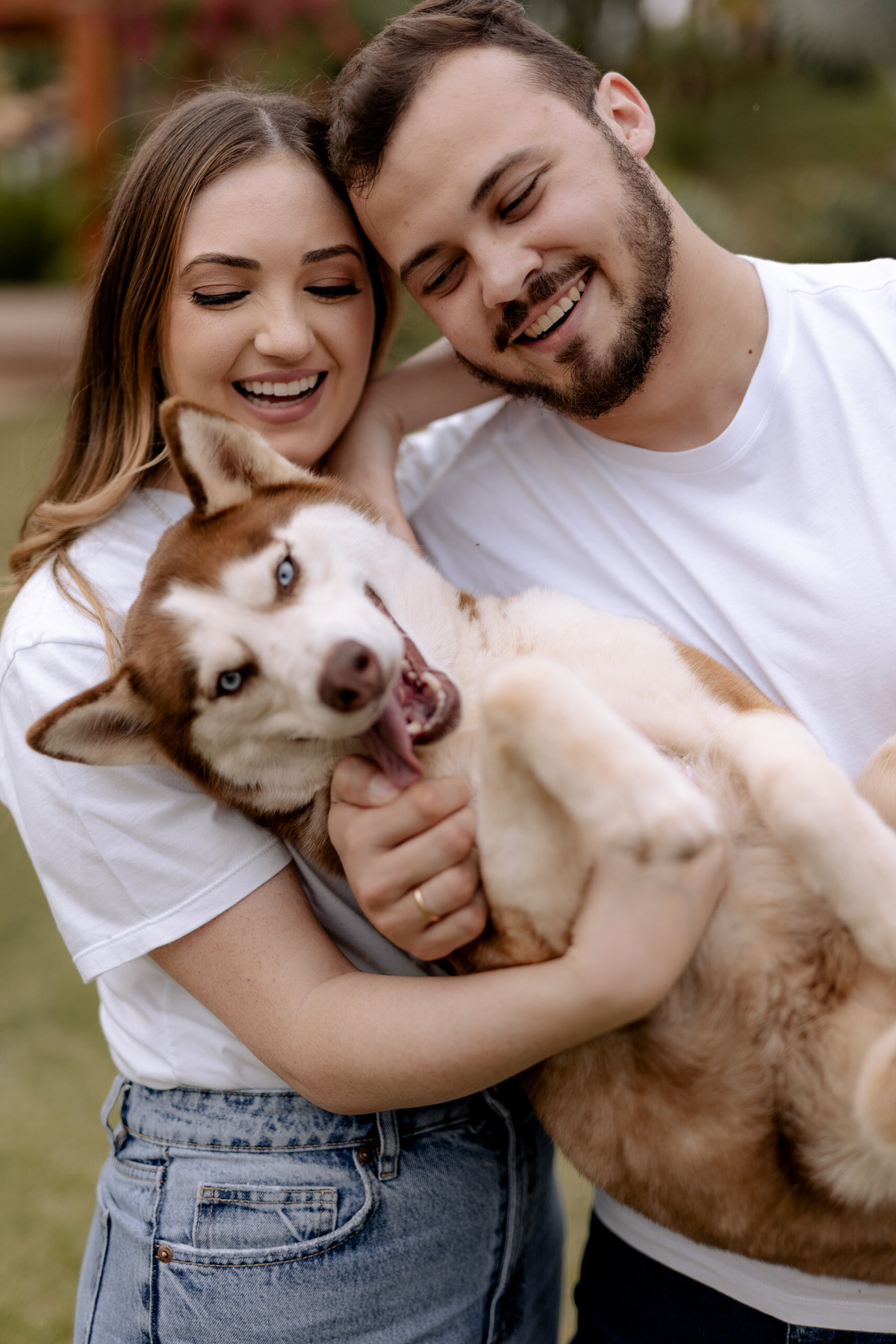 ensaio de casal no campo com cachorro 