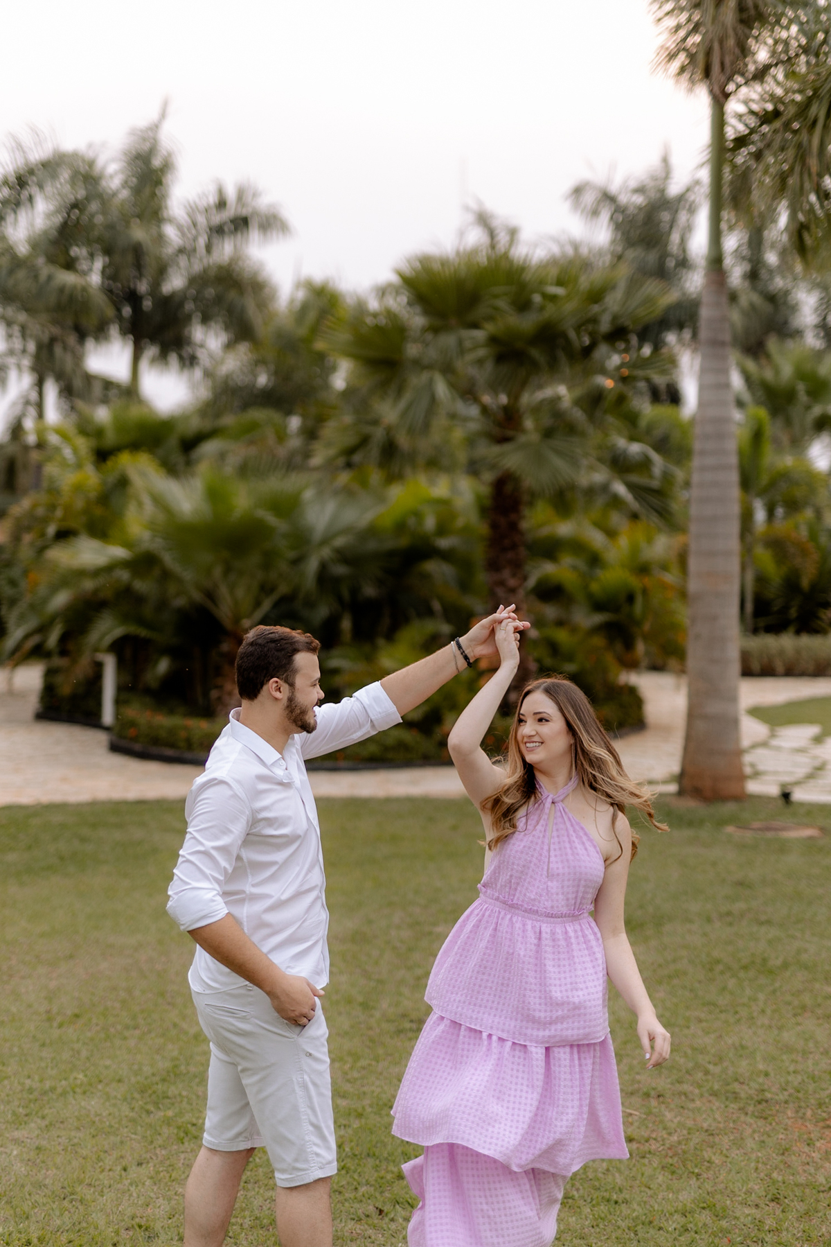 Casal em ensaio pré wedding no campo