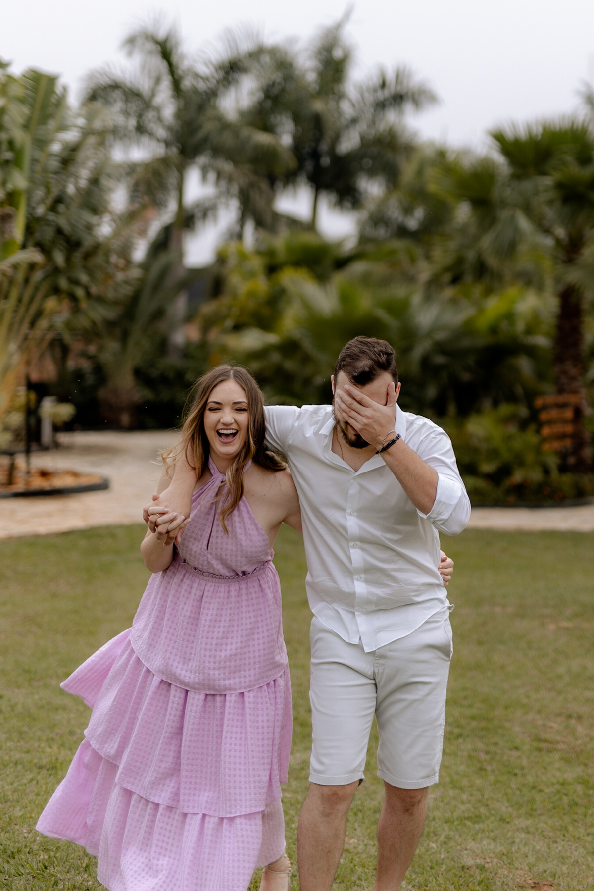 casal descontraído em ensaio pré wedding 