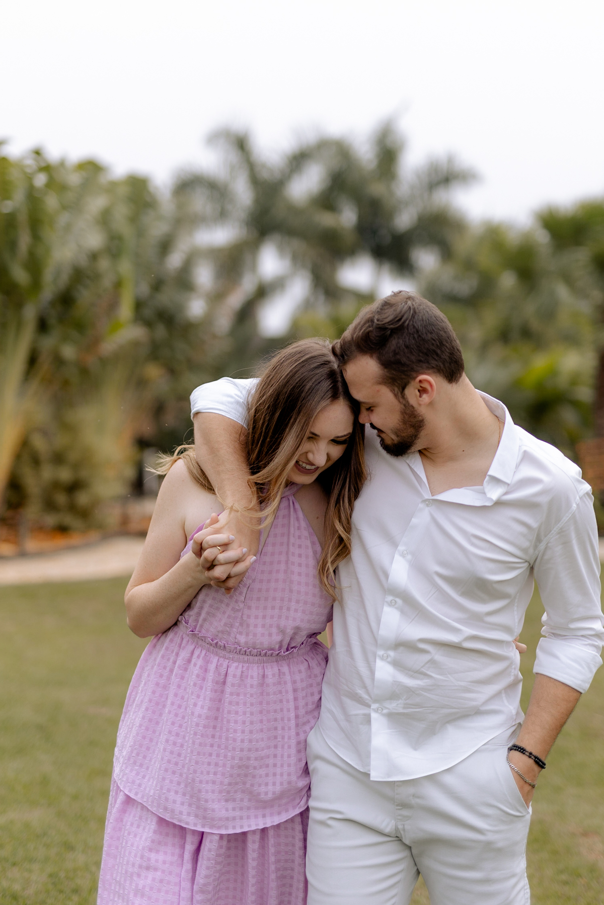 casal descontraído em ensaio pré wedding 