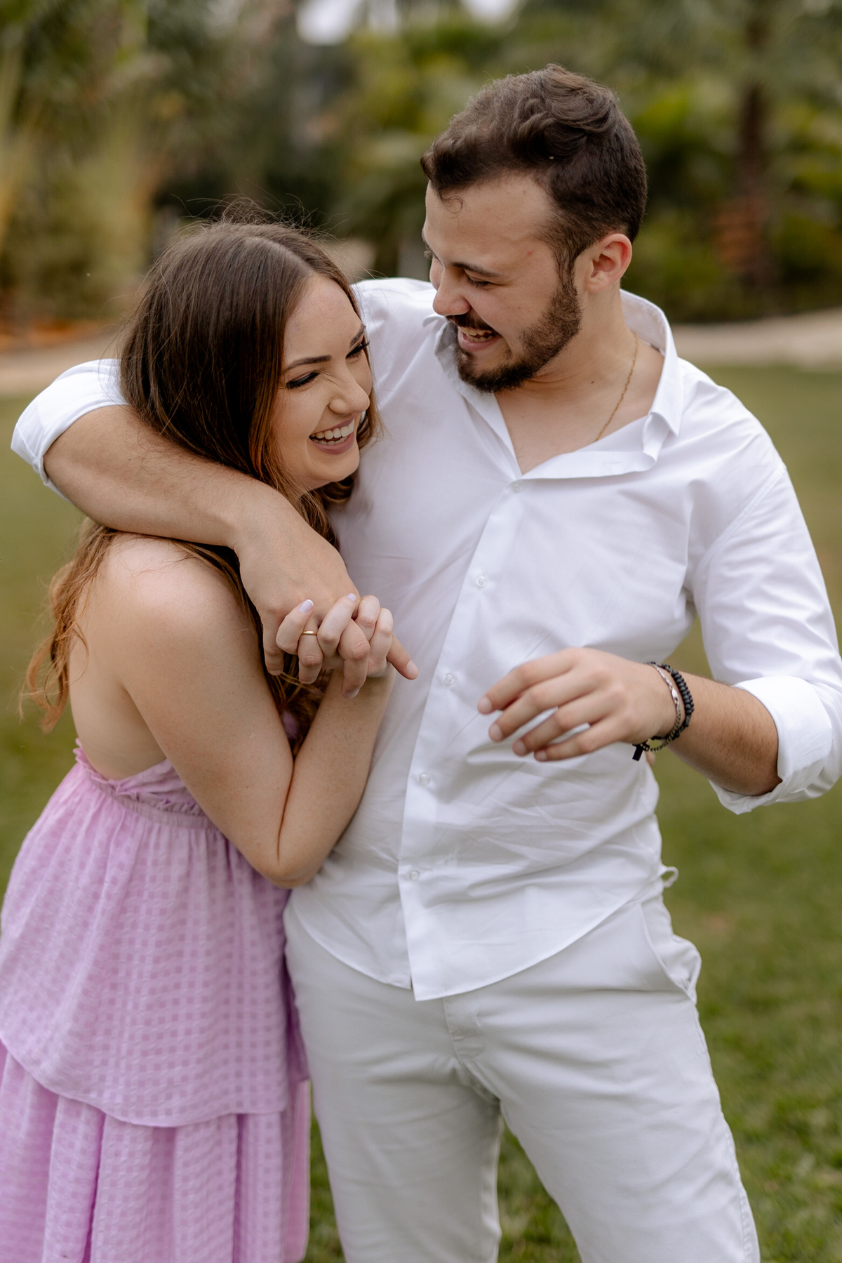 casal descontraído em ensaio pré wedding 