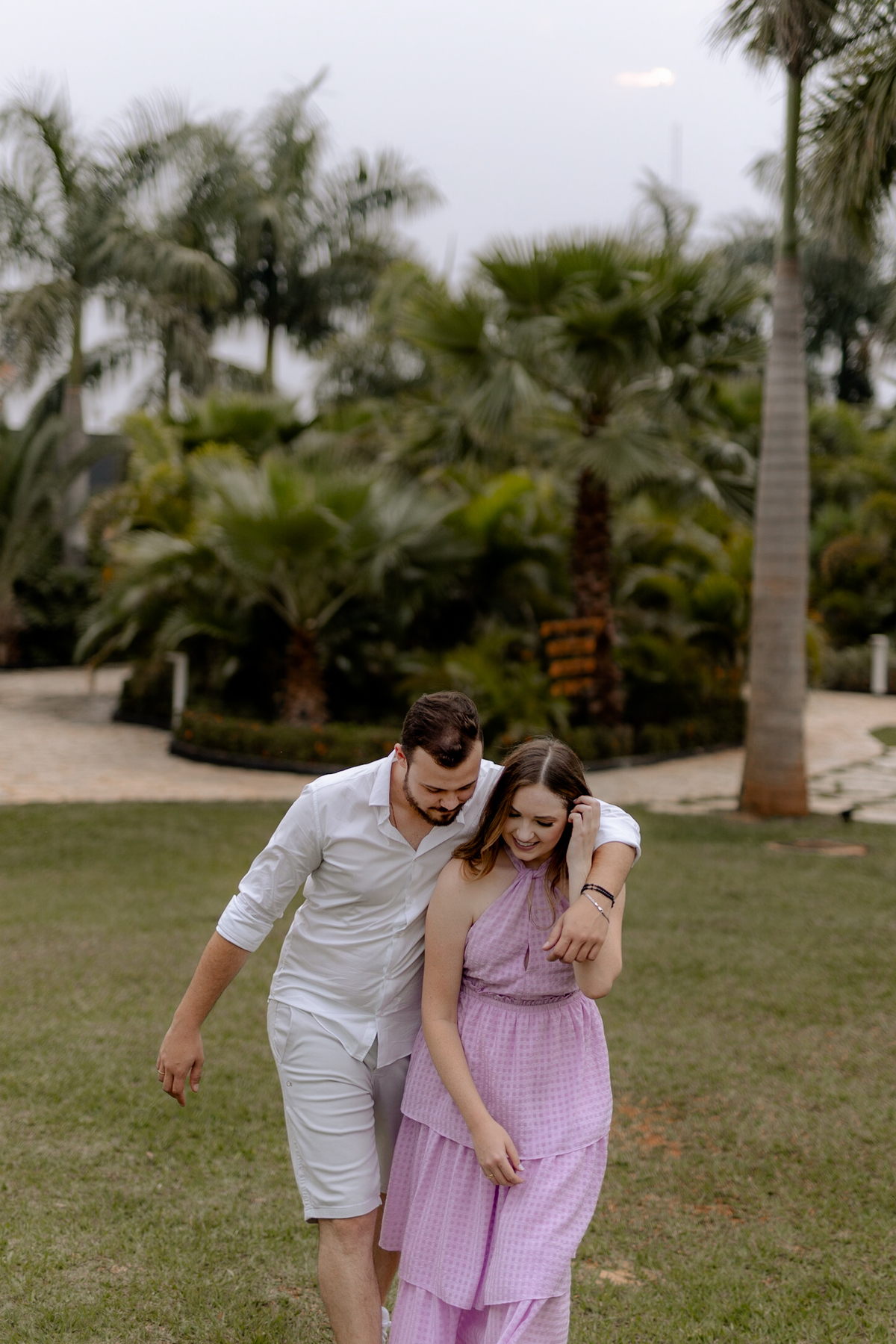 casal descontraído em ensaio pré wedding 