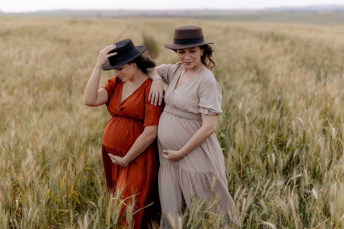 Inspiração de look para ensaio de gestante no campo