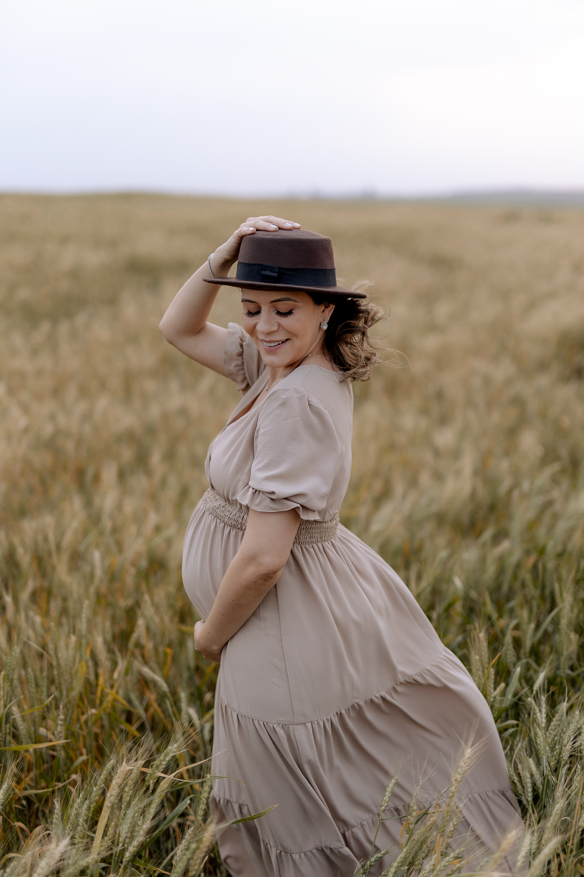 Inspiração de look para ensaio de gestante no campo