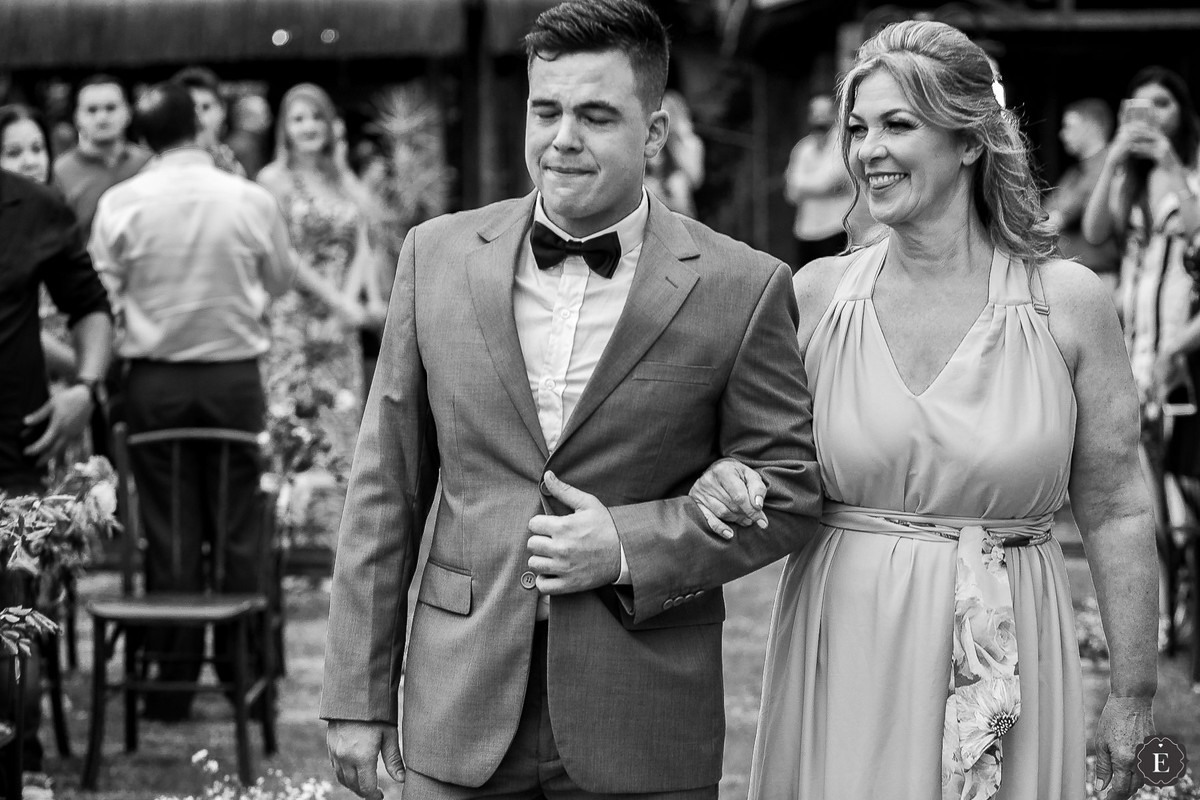noivo chorando com sua mae na entrada do casamento