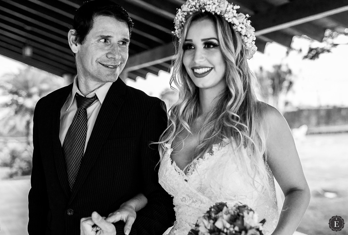 noiva com seu pai na entrada do casamento