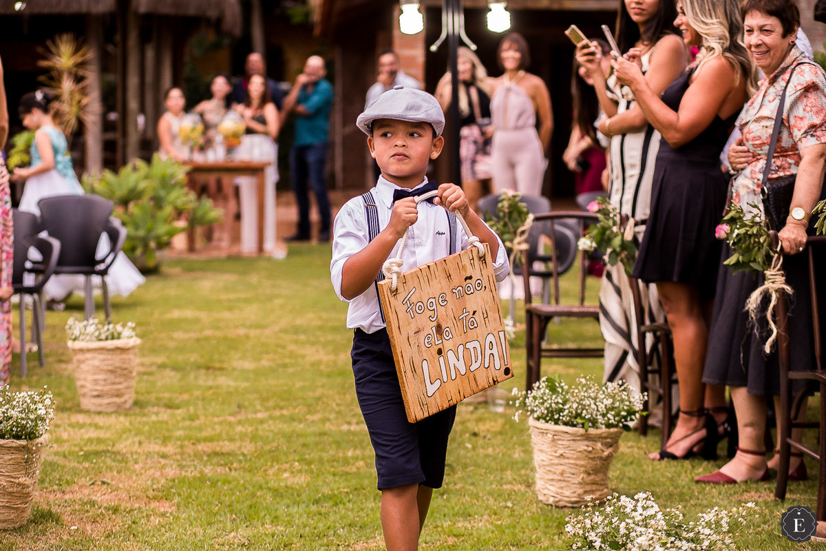 pajem com plaquinha foge não ela está linda