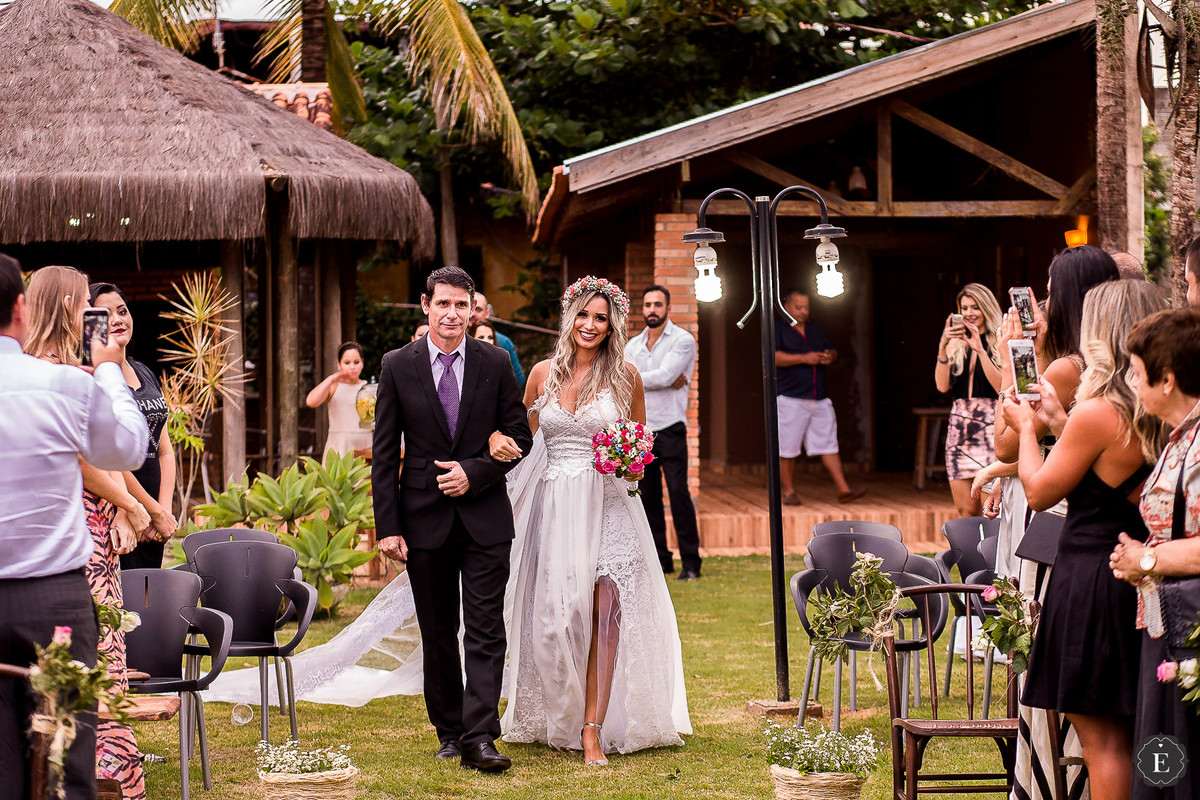 entrada da noiva com seu pai em casamento no campo na chácara rancho urbano