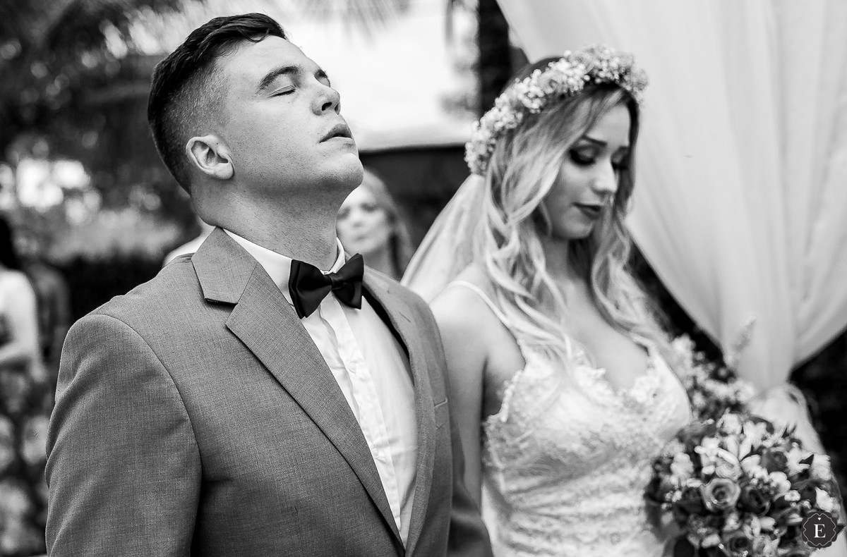 noivo suspirando na cerimonia do casamento