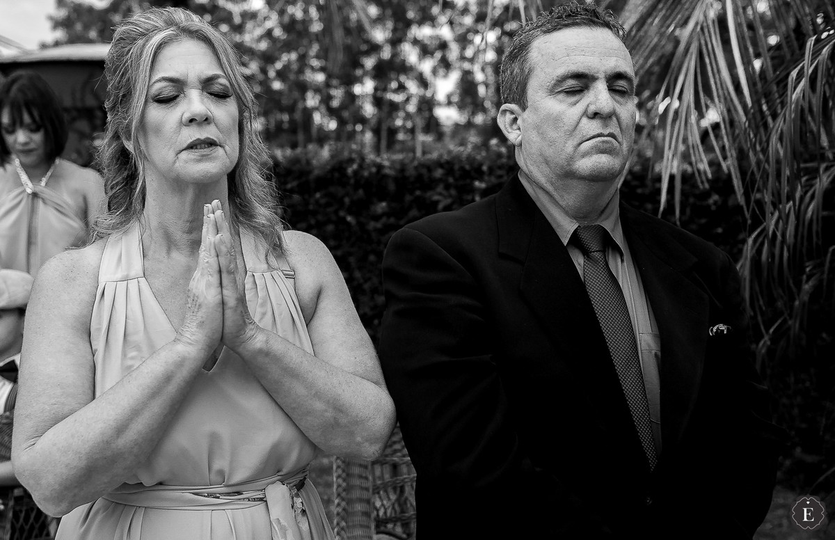mae e pai do noivo rezando no cerimonia de casamento