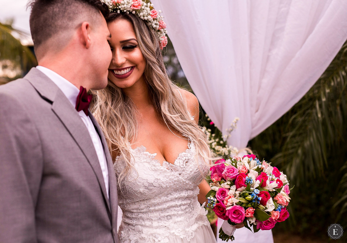 noiva e noivo felizes em casamento no rancho urbano em cianorte pr