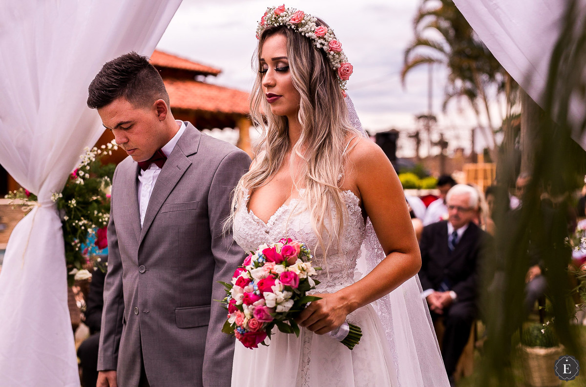 noivo e noiva em cerimonia de casamento ao ar livre