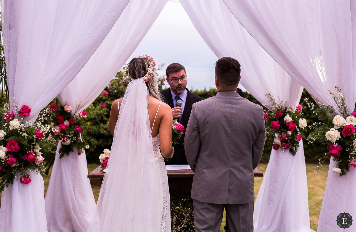 decoração para casamento ao ar livre  com pergolado de tecido branco