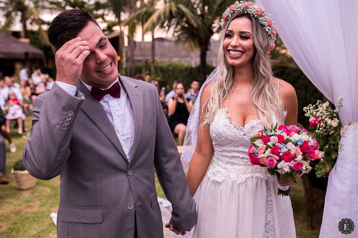 noiva e noivo felizes em cerimonia rustica de casamento ao ar livre