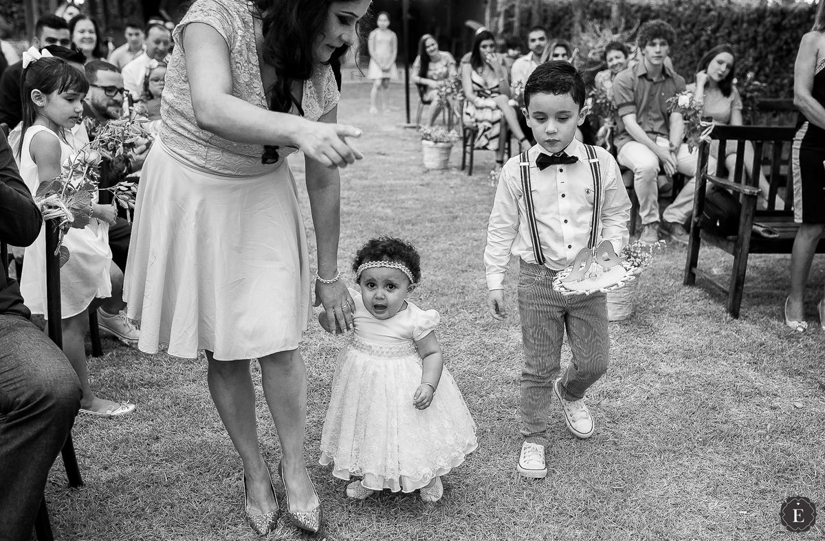 daminha chorando na entrada das alianças