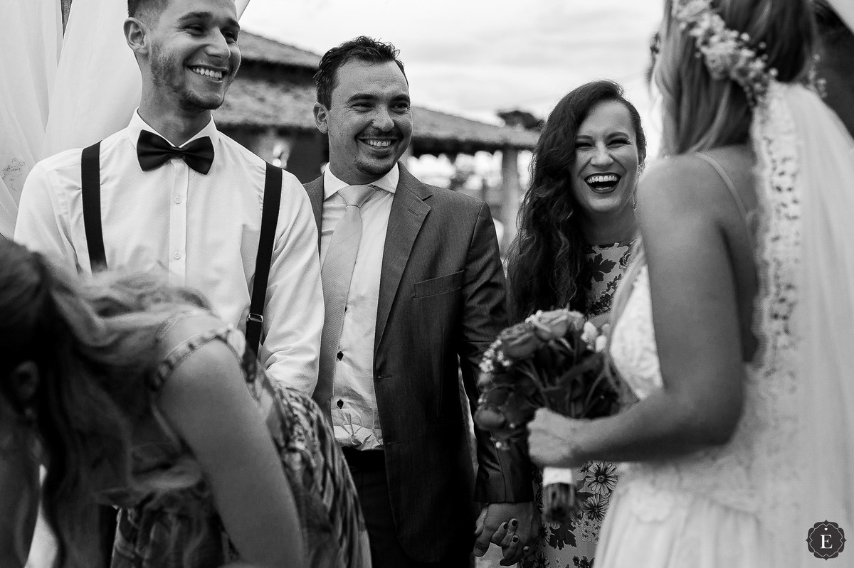 padrinhos felizes de suspensorio e gravata borboleta