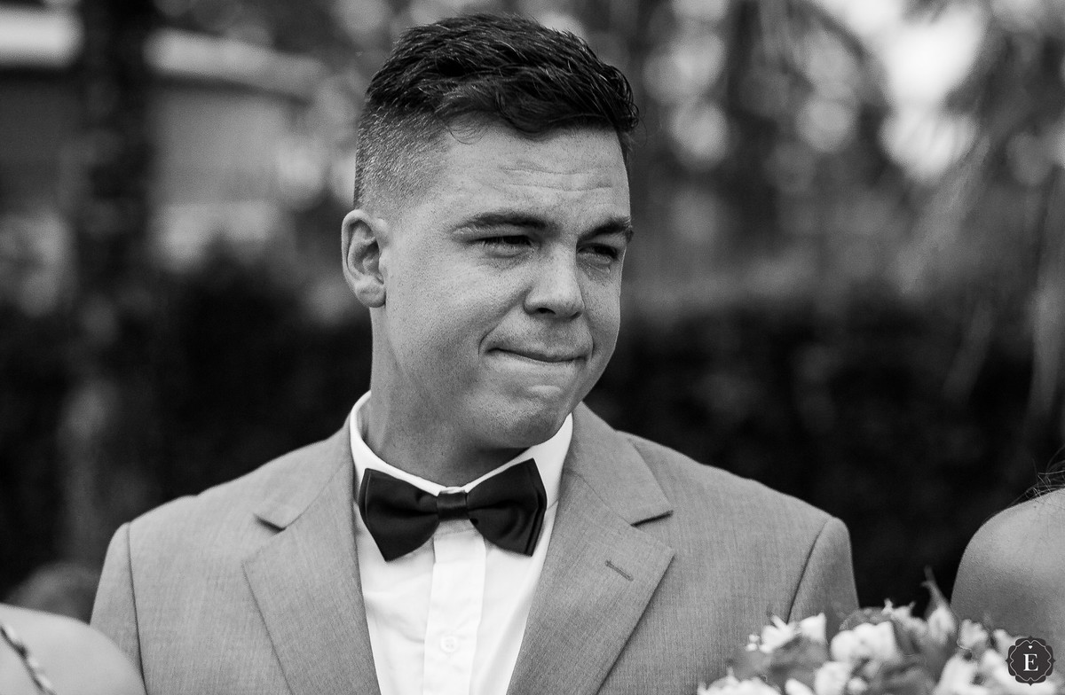 noivo emocionado em cerimonia de casamento no campo