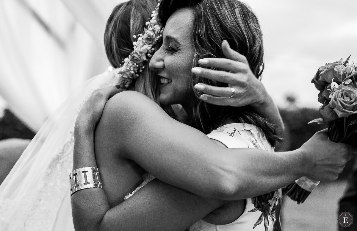 mae abraçando a noiva no casamento no rancho urbano