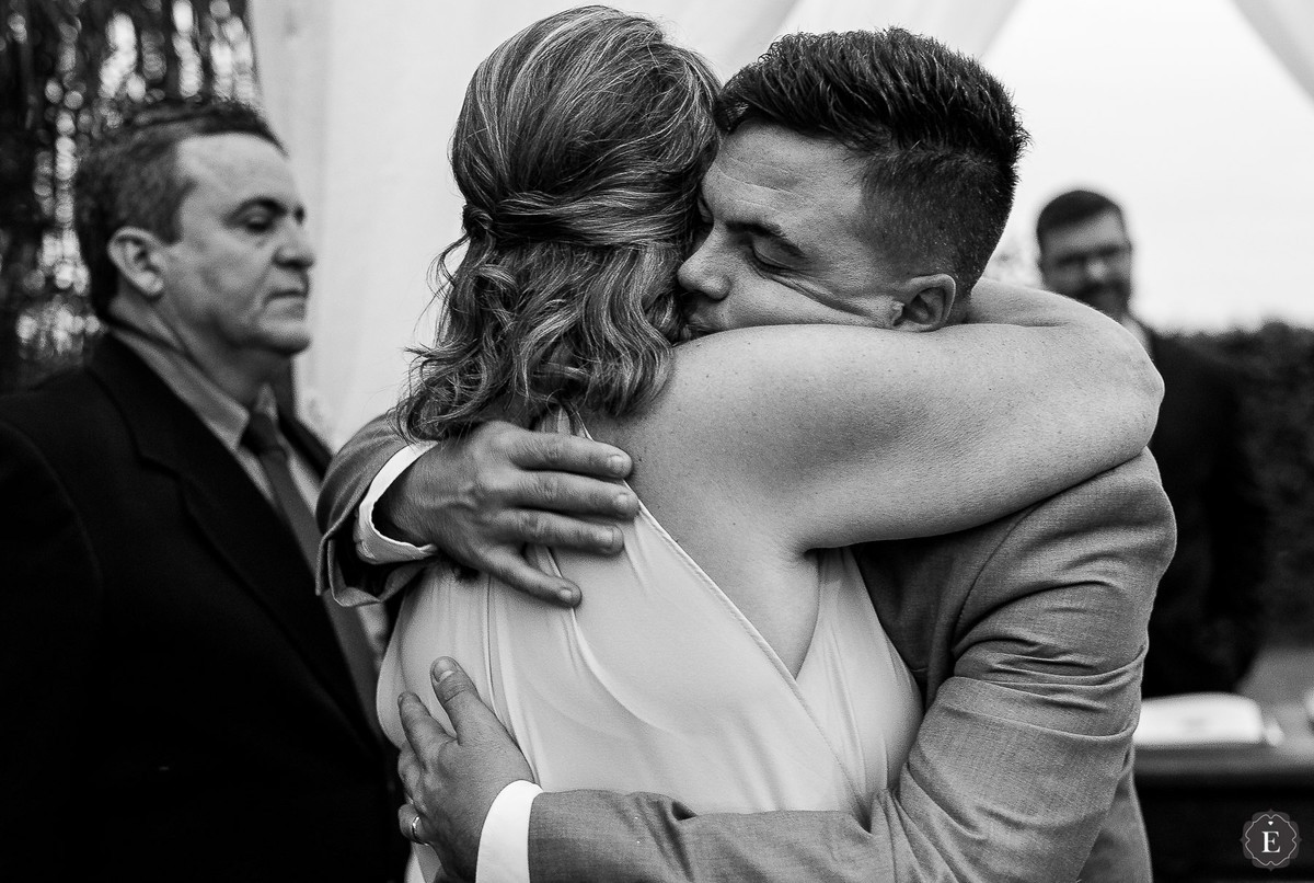 noivo emocionado abraçando sua mae no casamento em cianorte