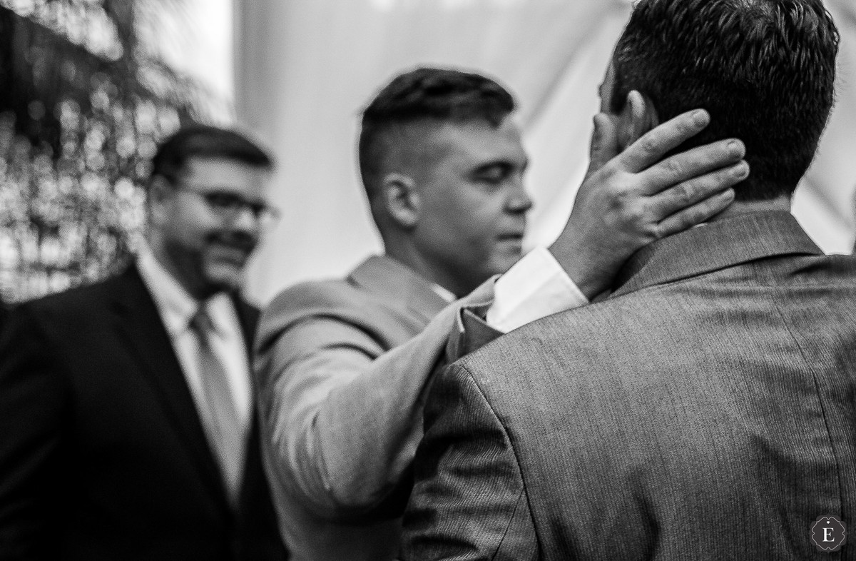 noivo com seu irmão emocionado no seu casamento