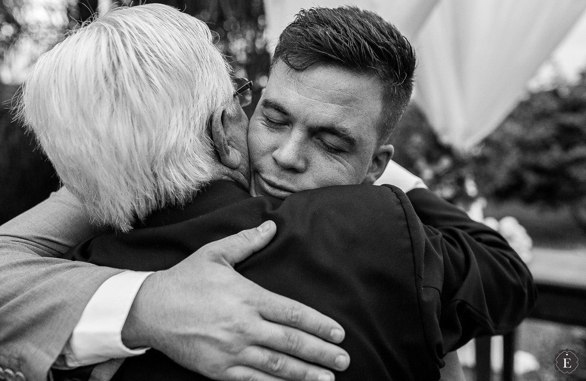 noivo emocionado abraçando seu avo no casamento em cianorte