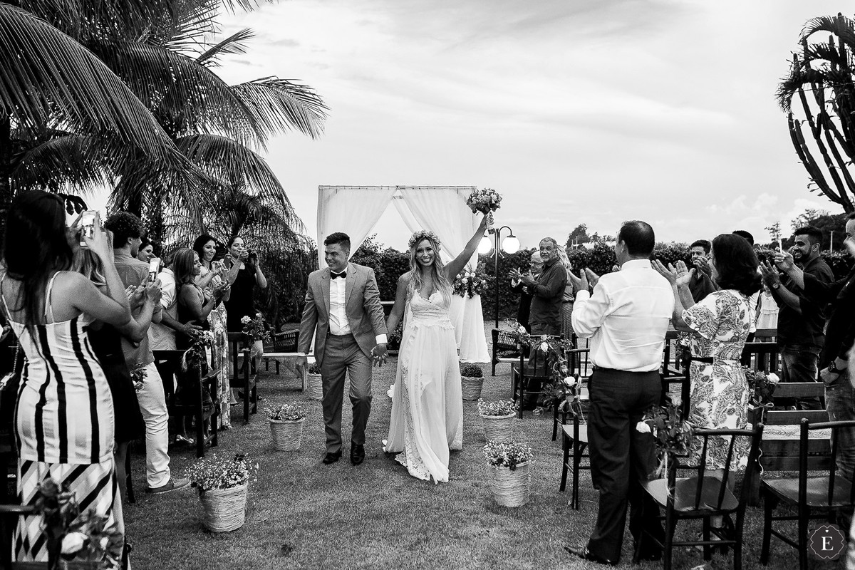 saída do noivos em cerimonia de casamento no campo em cianorte pr