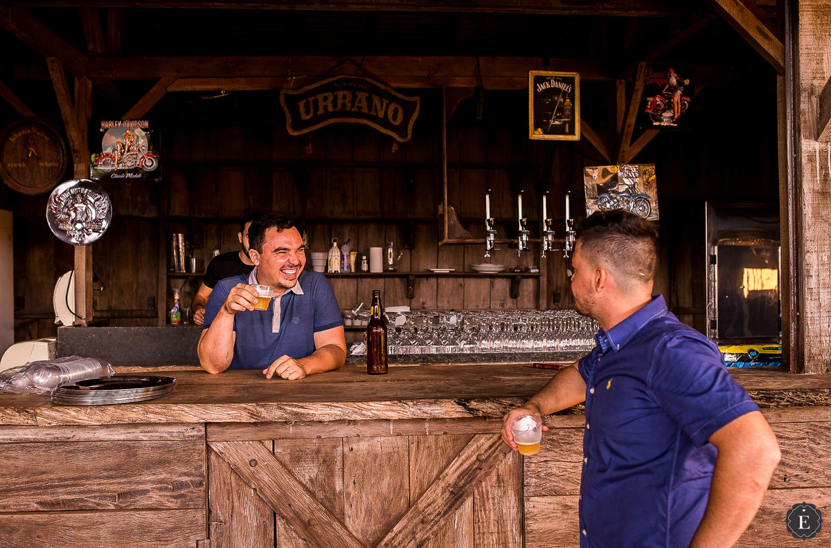 noivo tomando cerveja com seu irmão no casamento no rancho urbano em ciarnote pr