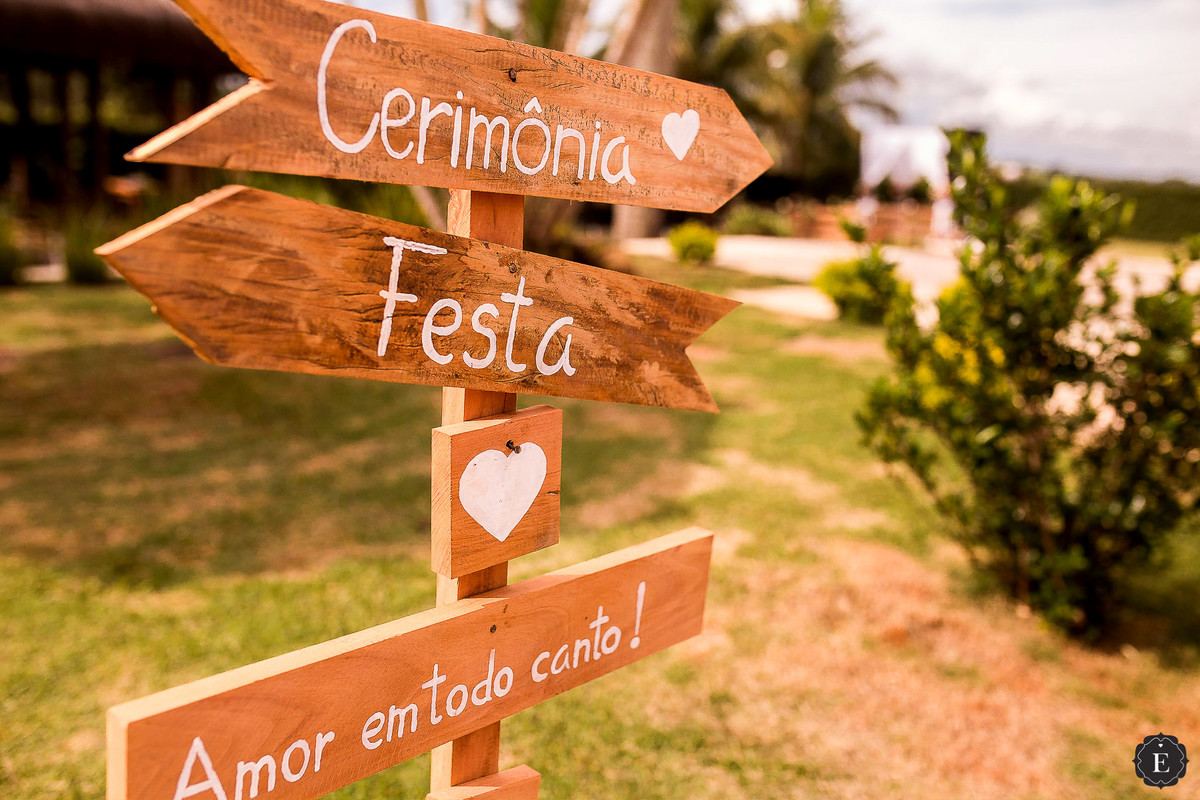 placa de madeira de sinalização para casamento no campo